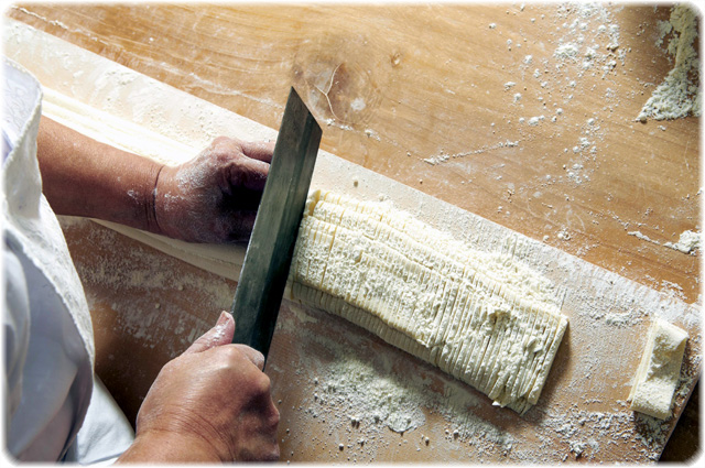 うどん手打ち風景